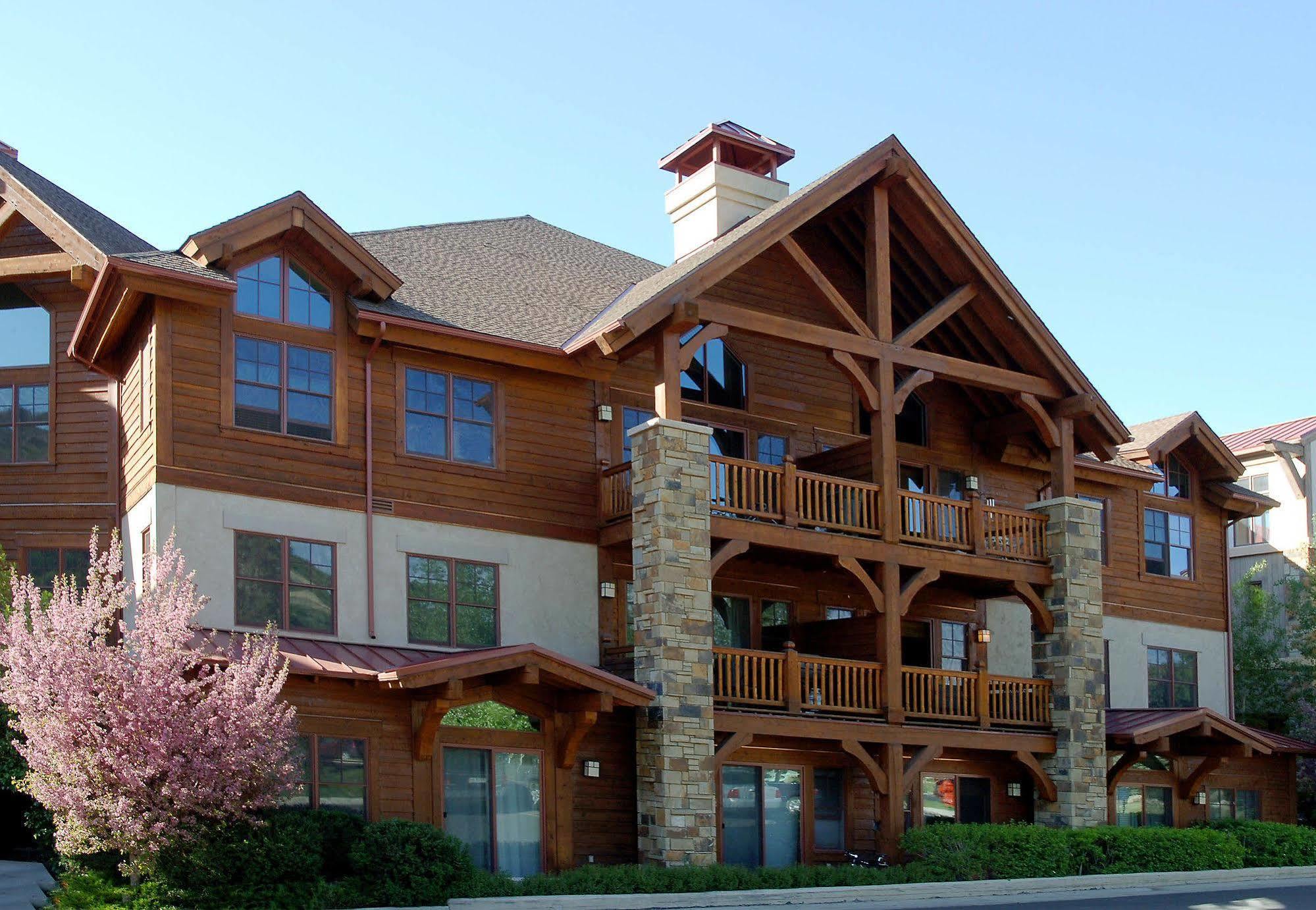 Lodge At Brookside Avon Village エクステリア 写真