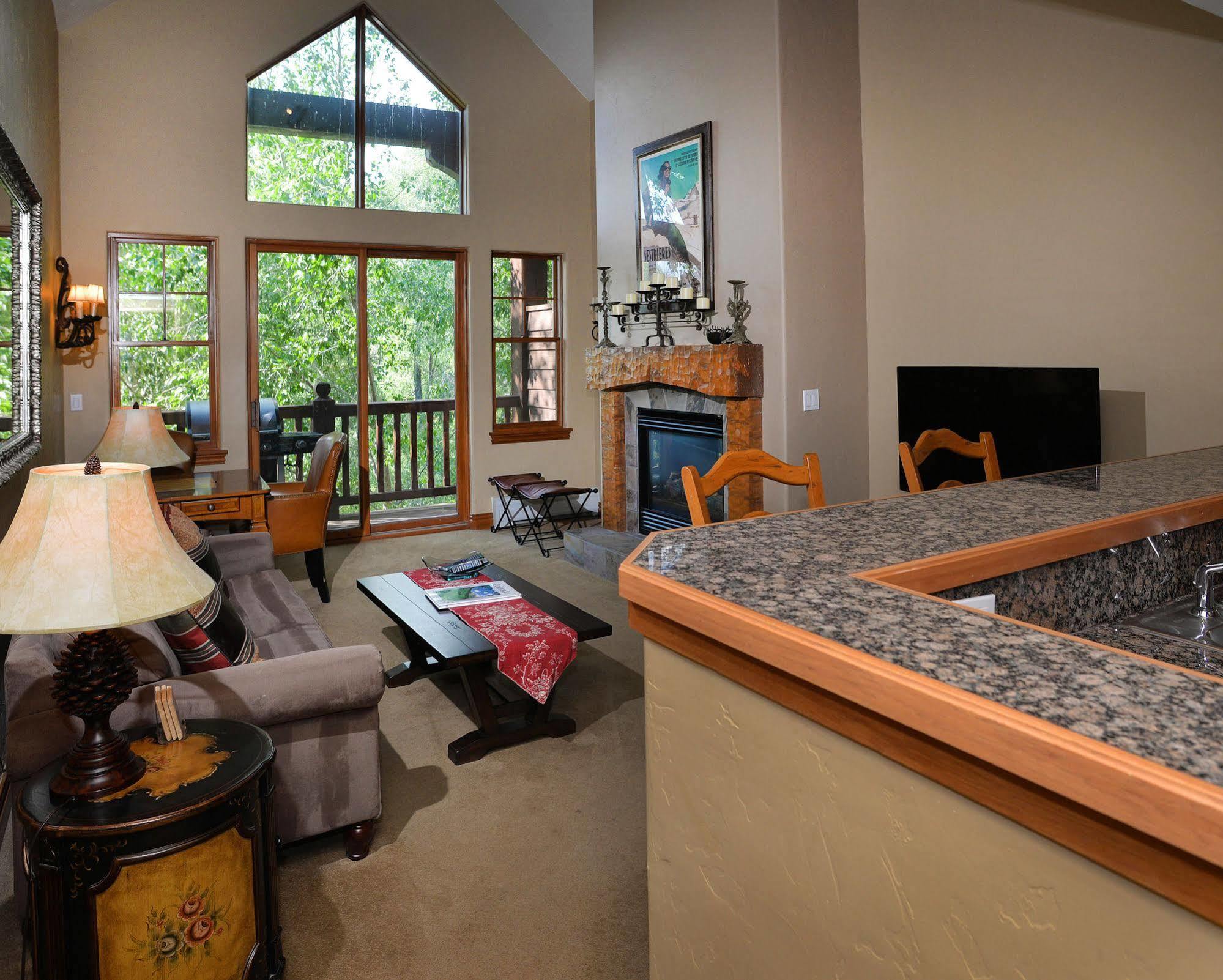 Lodge At Brookside Avon Village エクステリア 写真