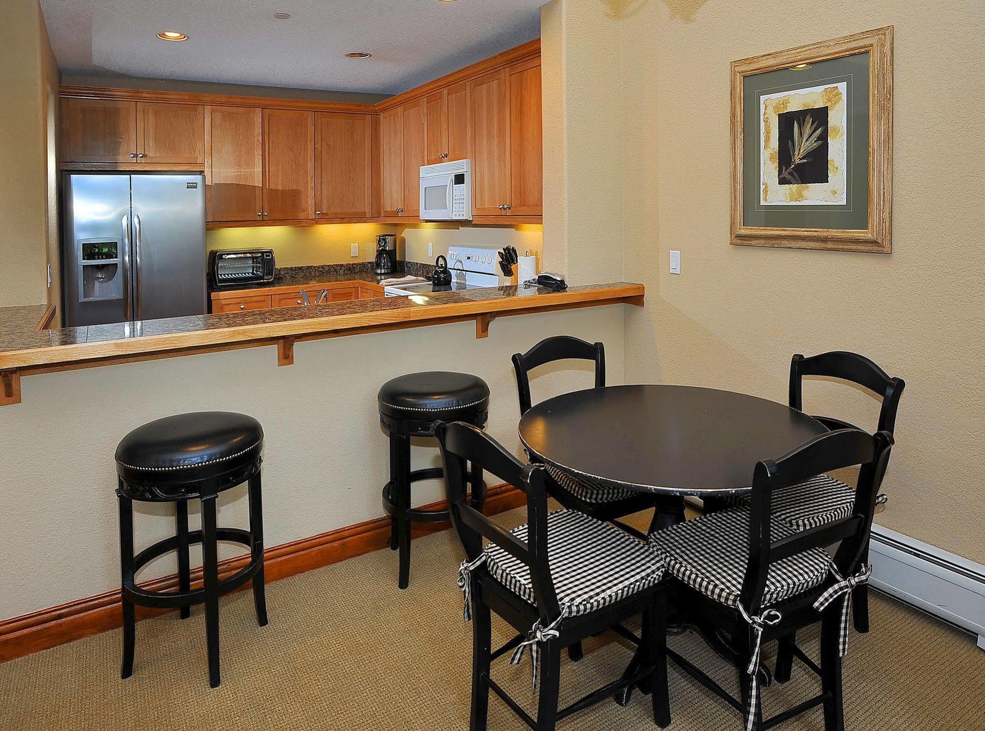 Lodge At Brookside Avon Village エクステリア 写真