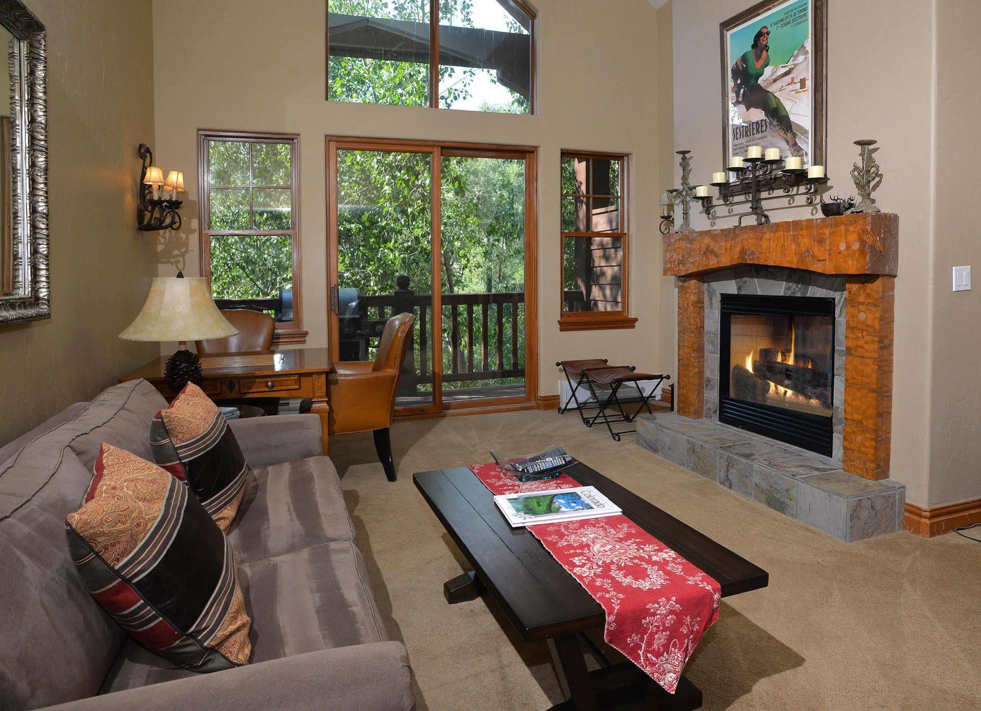 Lodge At Brookside Avon Village エクステリア 写真