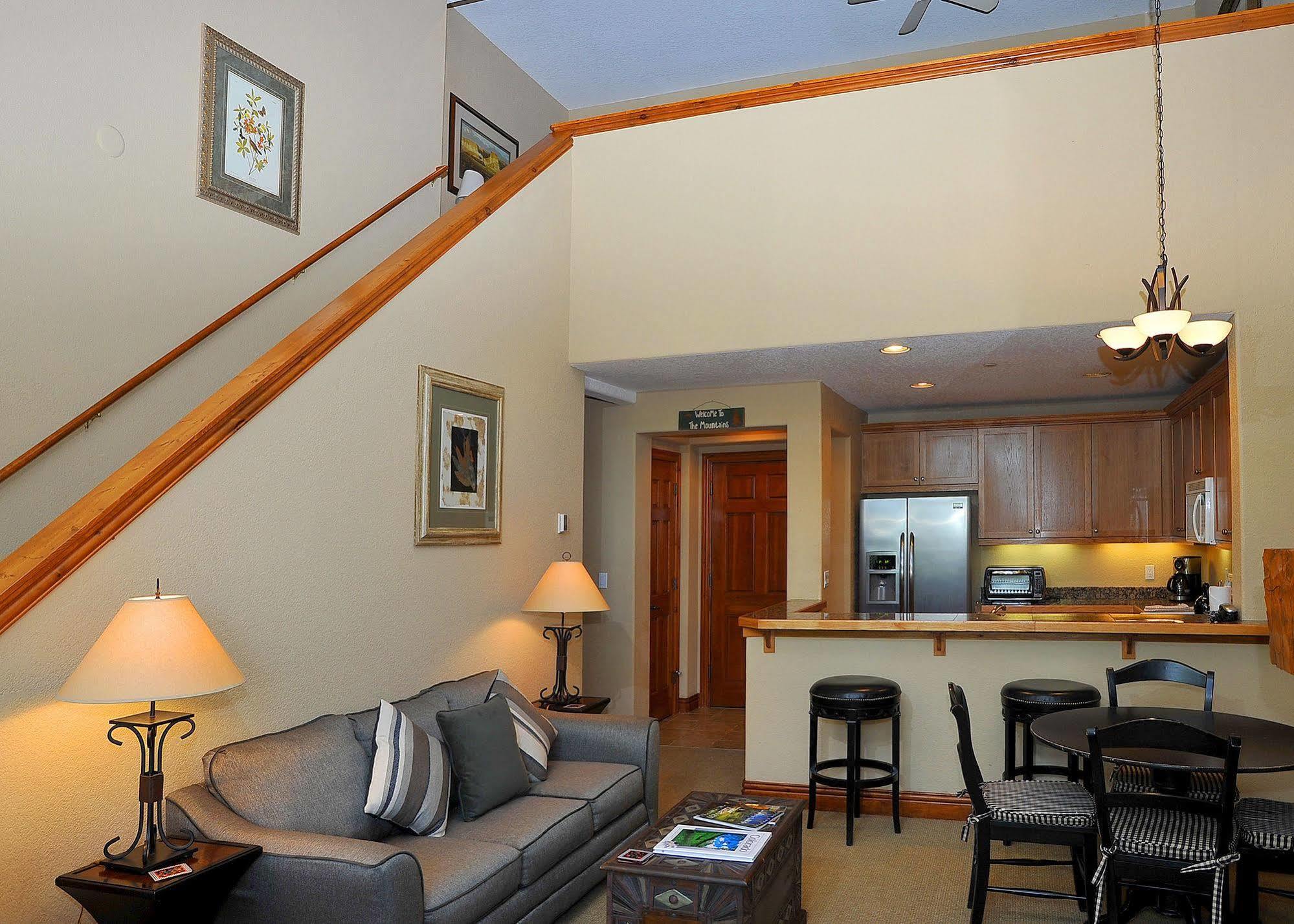 Lodge At Brookside Avon Village エクステリア 写真