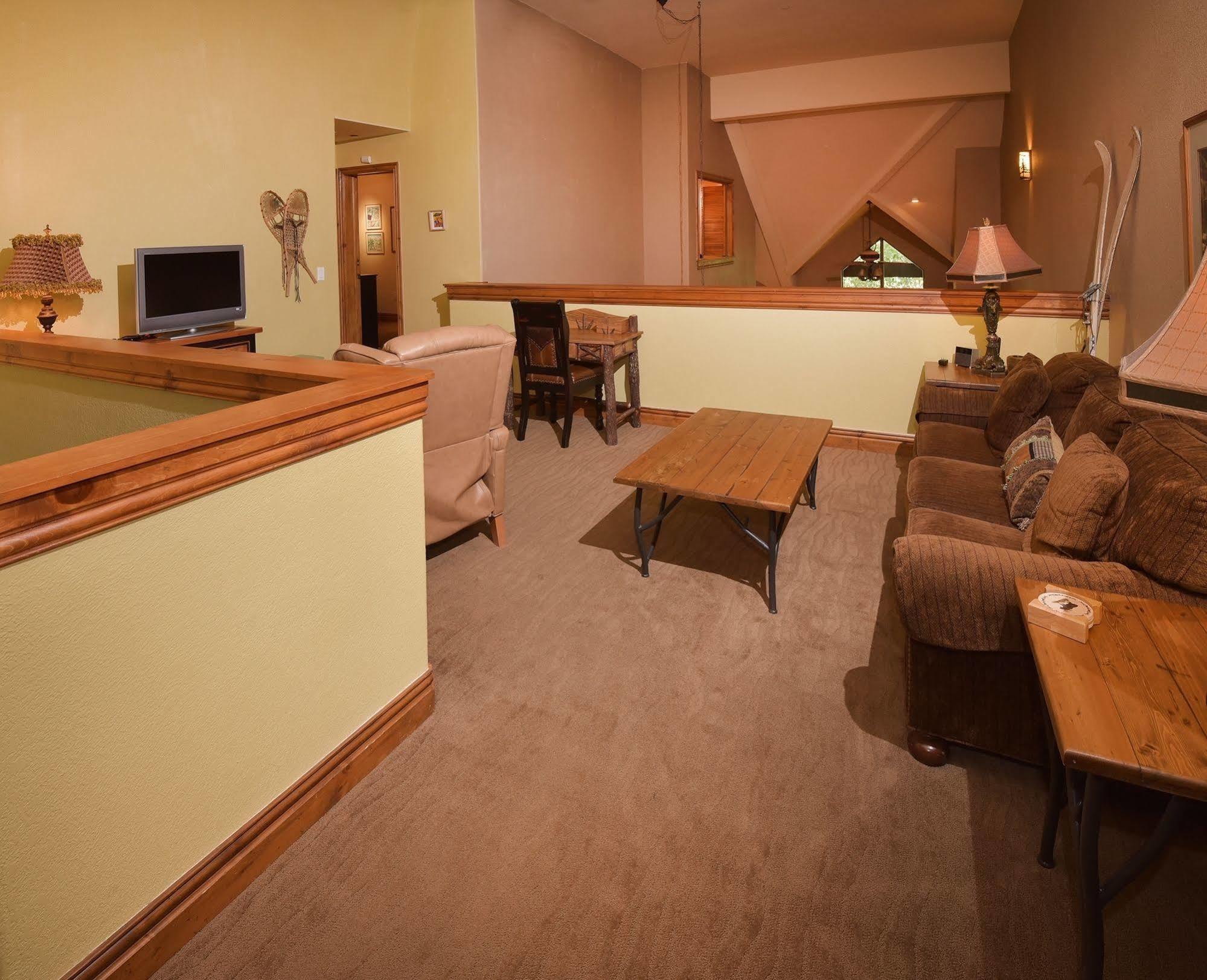 Lodge At Brookside Avon Village エクステリア 写真