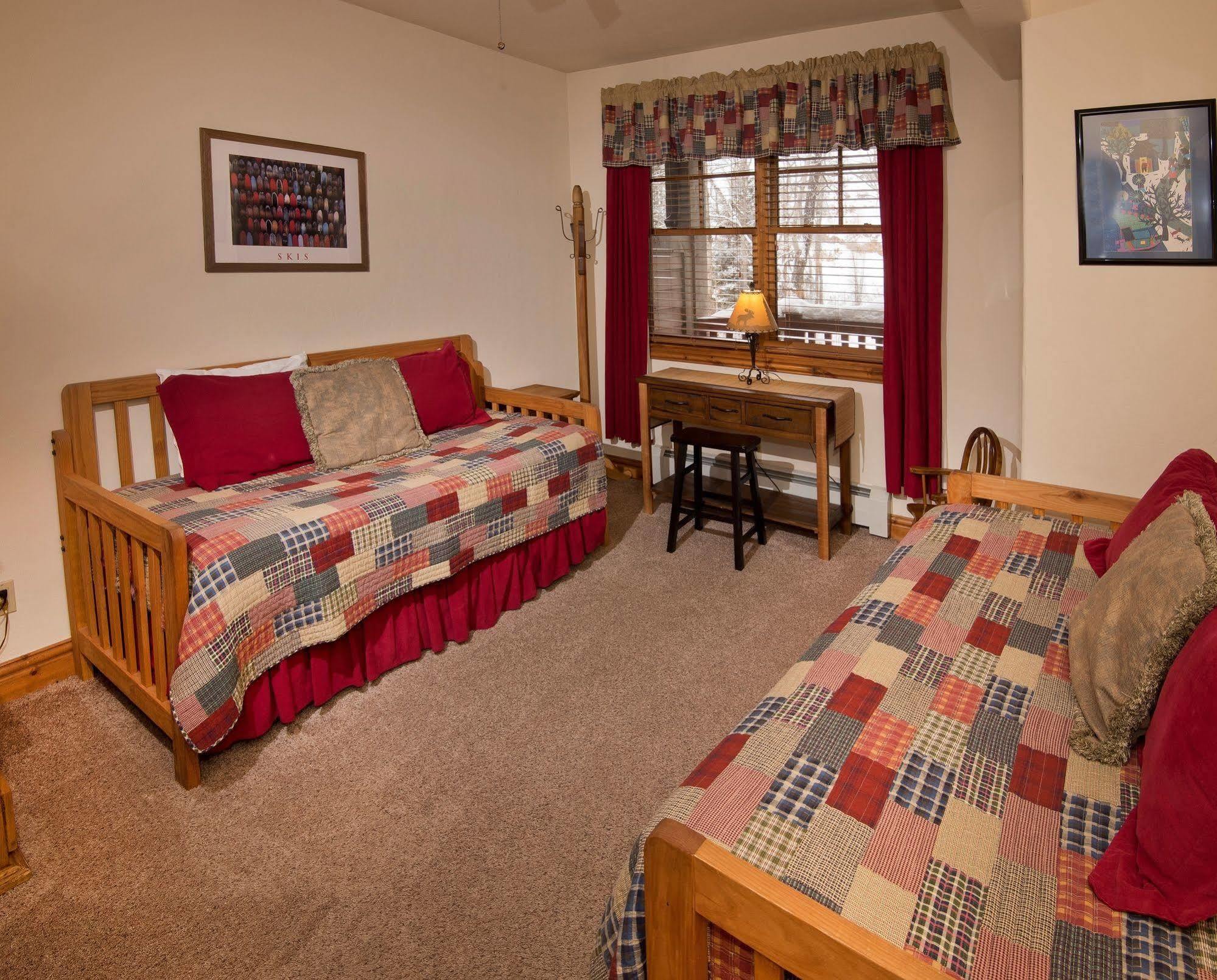 Lodge At Brookside Avon Village エクステリア 写真